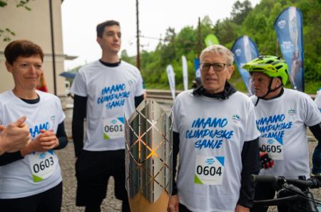 KLJUB KISLEMU VREMENU JE SLOVENSKA OLIMPIJSKA BAKLA V BOROVNICO PRINESLA OLIMPIJSKI ŽAR 12